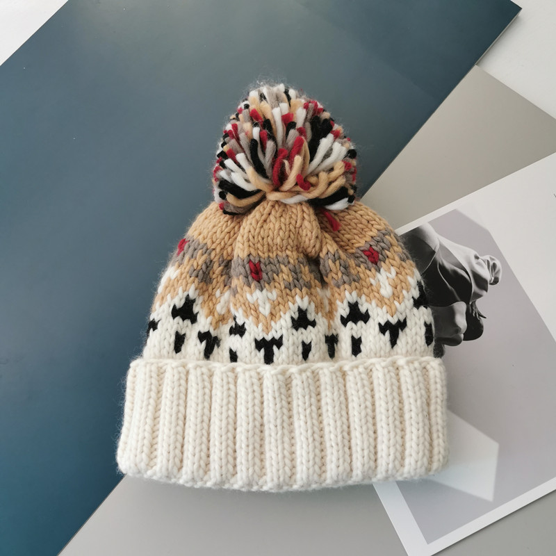 H00050 หมวกถัก Jacquard สีสันสดใสน่ารักพร้อม Hairball