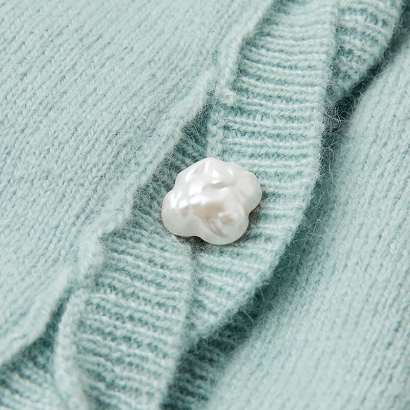 ML2218 เสื้อคาร์ดิแกนถักกระดุมแถวเดียวคอวี Twist มีกระดุมรูปกลีบดอกไม้ ML2218 เสื้อคาร์ดิแกนถักกระดุมแถวเดียวคอวี Twist มีกระดุมรูปกลีบดอกไม้