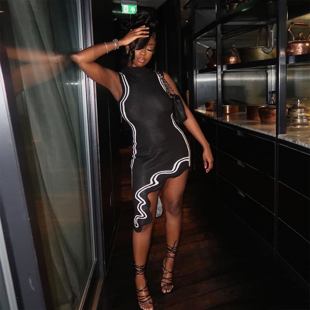 SM-K0079 ชุดเดรสคอกลมแขนกุดลายทางไม่สมมาตร SM-K0079 ชุดเดรสคอกลมแขนกุดลายทางไม่สมมาตร